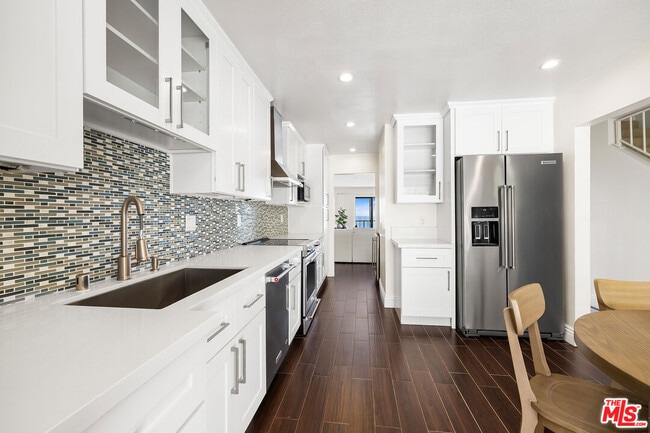 Building Photo - 6824 Las Olas Way