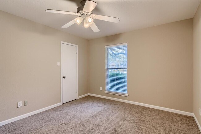 Building Photo - 6811 Hitching Post Cir