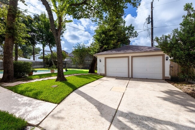 Building Photo - 14115 River Forest Dr