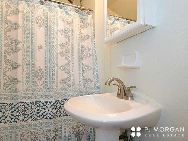 Building Photo - 5022I