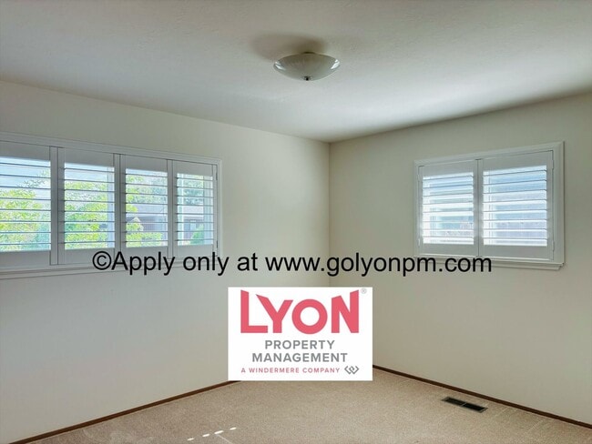 Building Photo - Spacious 2 bedroom, single level duplex in...
