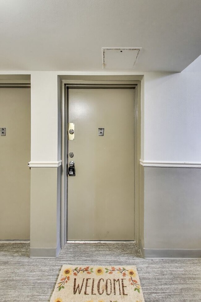 Building Photo - Spacious Parkside Condo with All Utilities...