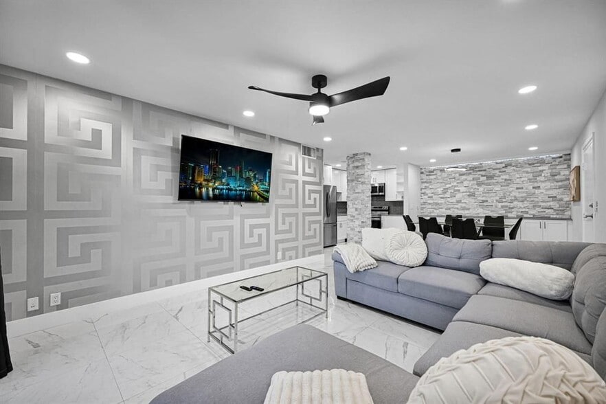 Building Photo - 6279 Bay Club Dr