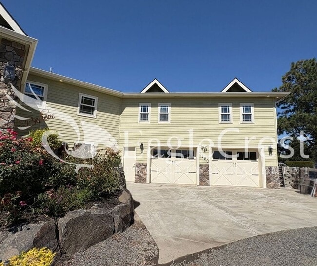 Building Photo - Beautiful Five Bedroom Home with Acreage
