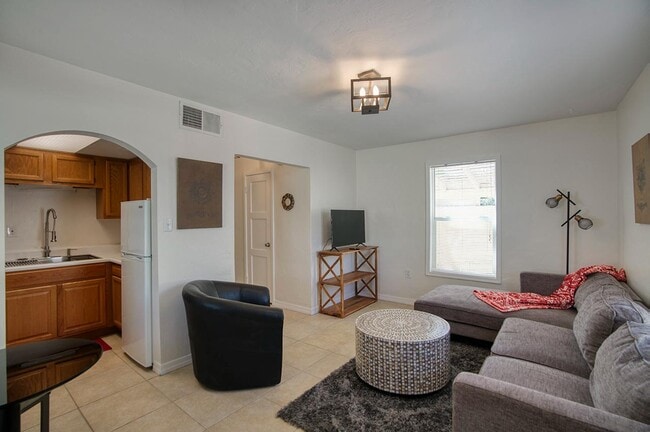 Building Photo - 502 W Roma Ave