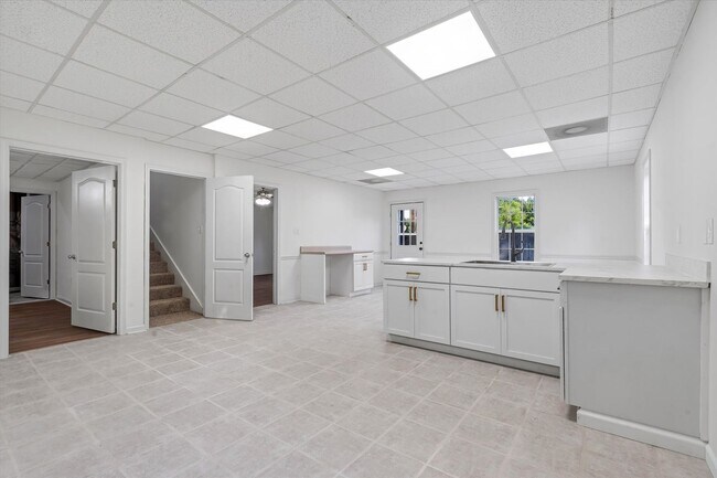 Building Photo - Spacious 5-Bedroom Home on 1.5+ Acres in West Side School District