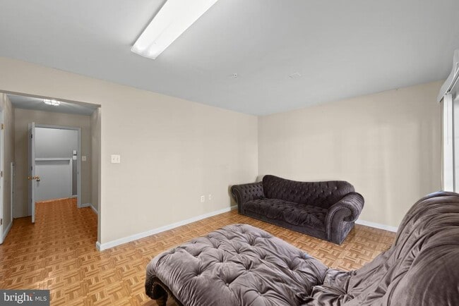 Building Photo - 8833 Hawthorne Ct