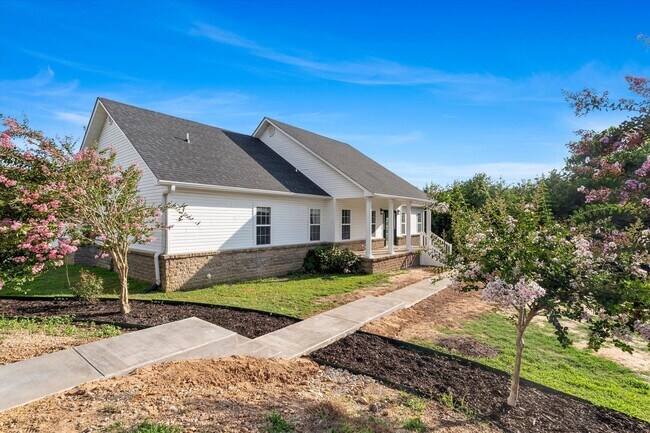 Building Photo - Spacious 5-Bedroom Home on 1.5+ Acres in West Side School District