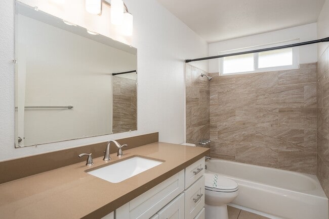 Building Photo - Fantastic 4 Bedroom home in La Costa!