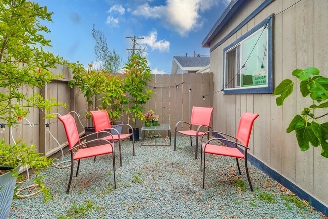 Building Photo - 3891 Superba St