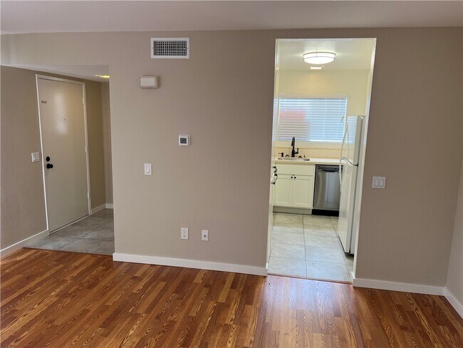 Building Photo - 23401 La Crescenta