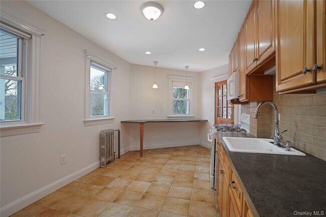 Building Photo - 206 New Broadway