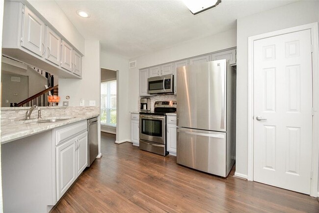 Building Photo - 9400 Doliver Dr