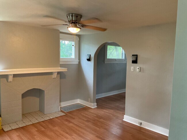Building Photo - Charming, Character-Filled 2 Bedroom in Brentwood – Freshly Updated & Move-In Ready