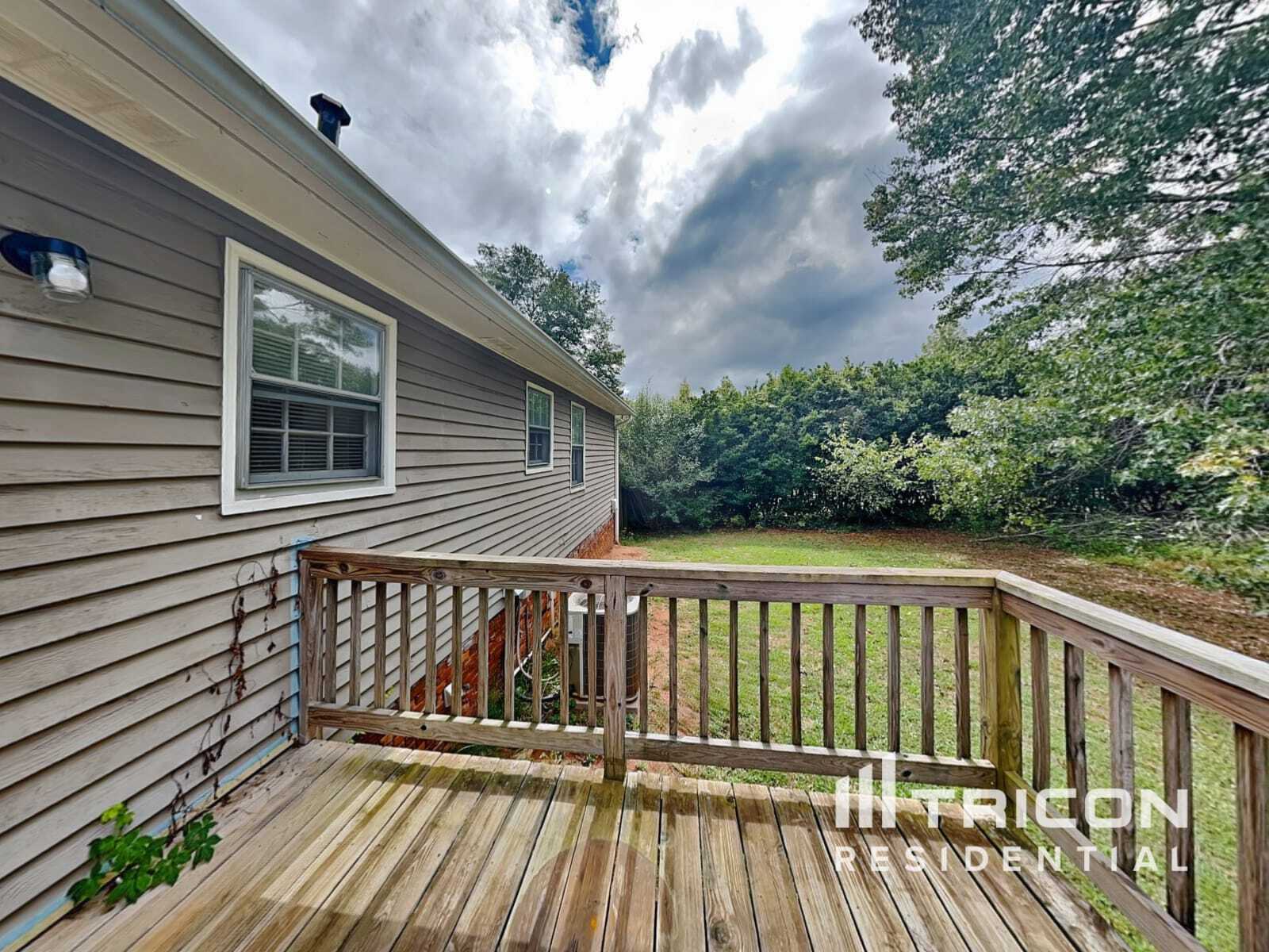 Building Photo - 414 Breezy Dr SW