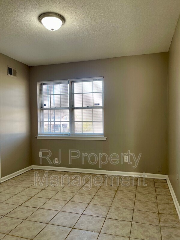Building Photo - 4211 Lansdowne Dr