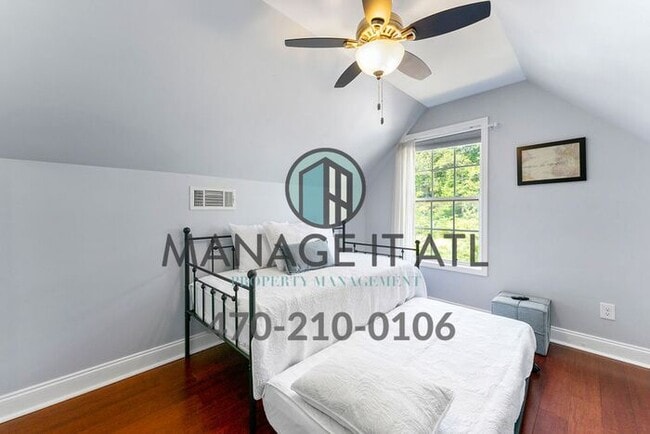 Building Photo - Cozy 3 bedroom house located one block from the Beltline!