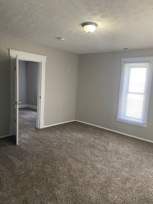 Building Photo - 2 Bedroom home on 5 acres in Strafford, MO