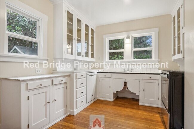 Building Photo - 2619 NE Flanders St