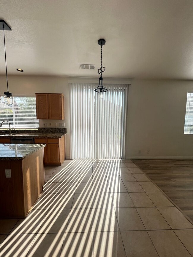 Building Photo - Gated 4 bedroom with a bonus room in Summe...
