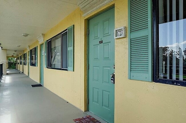 Building Photo - 1727 Meadows Cir W