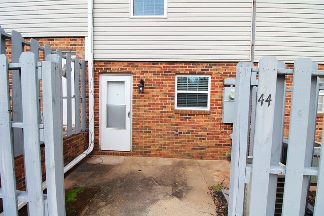 Building Photo - Renovated 2 bedroom Townhome in Belmont!