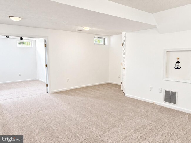 Building Photo - 8720 Thornbrook Dr