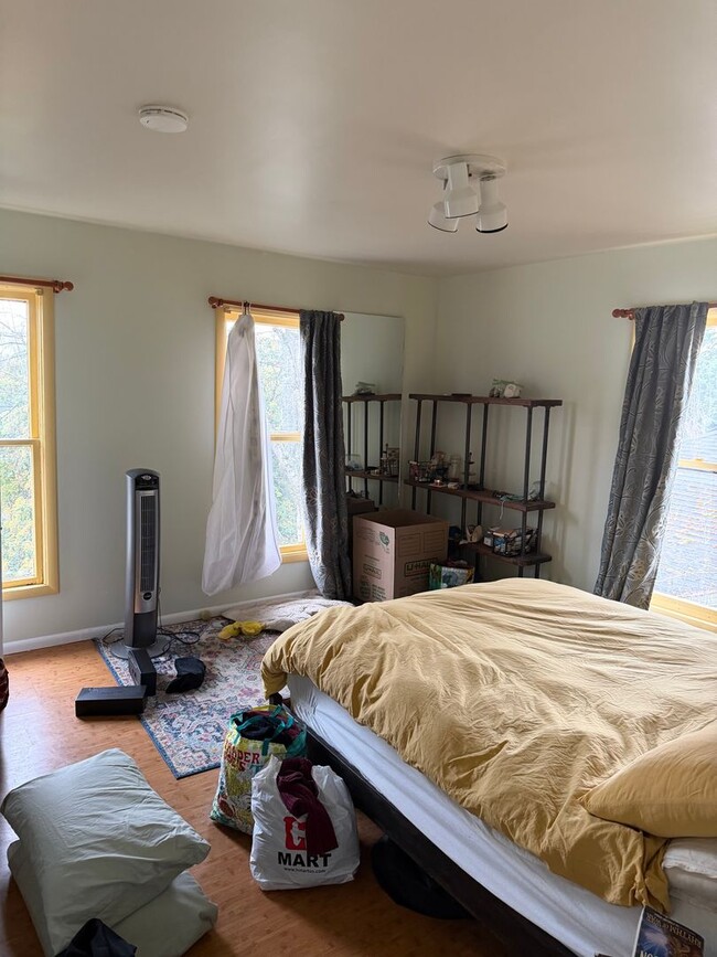 Building Photo - Vintage Duplex in desirable Wallingford Neighborhood!