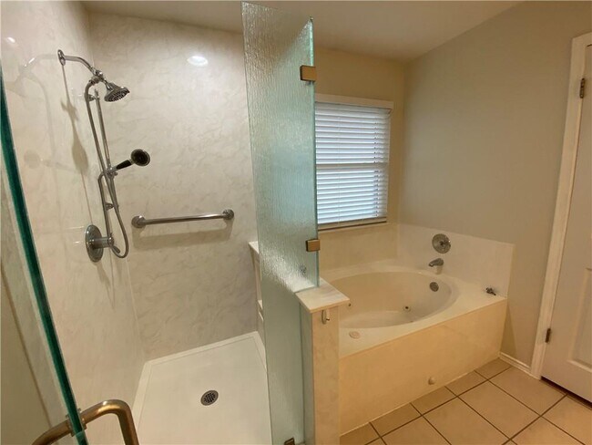 Building Photo - 323 Nicole Way