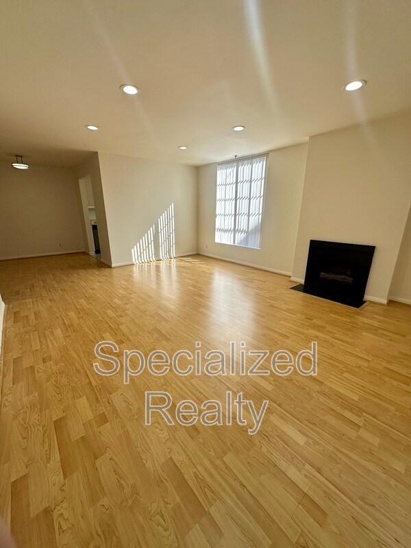 Building Photo - 14562 Dickens St