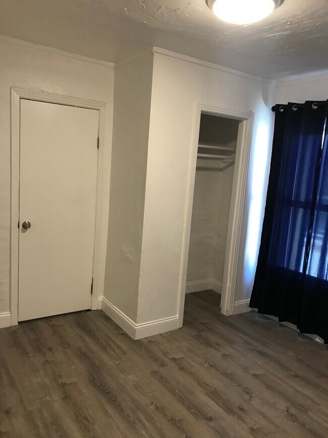 Building Photo - 1518 E Clinton Ave