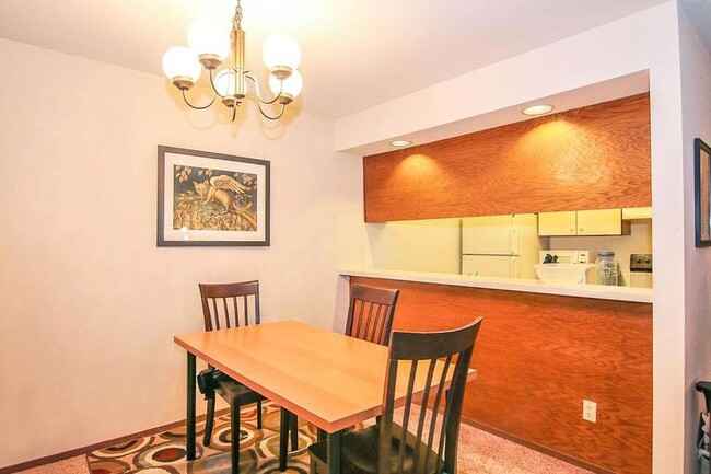 Dining area with furniture - 1028 S Sunnyvale Ln