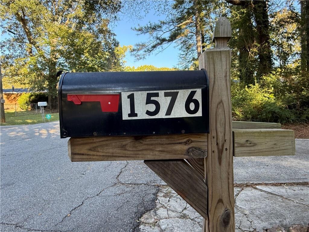 Building Photo - Room in House on Carolyn Dr SW