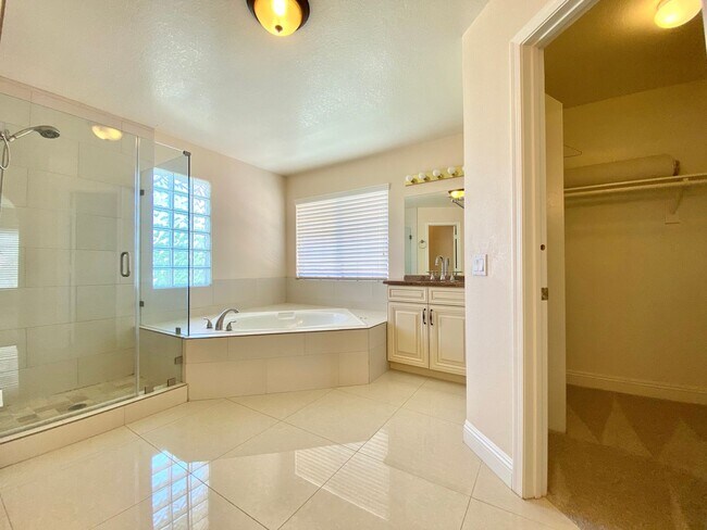 Building Photo - Great location house in Green Valley