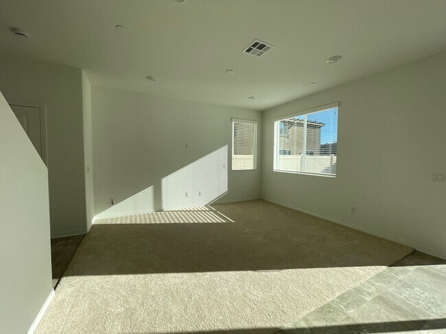 Building Photo - Beautiful Three Bedroom Two and a Half Bathroom Home in Murrieta!