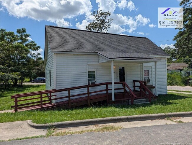 Building Photo - 400 McLeod Rd