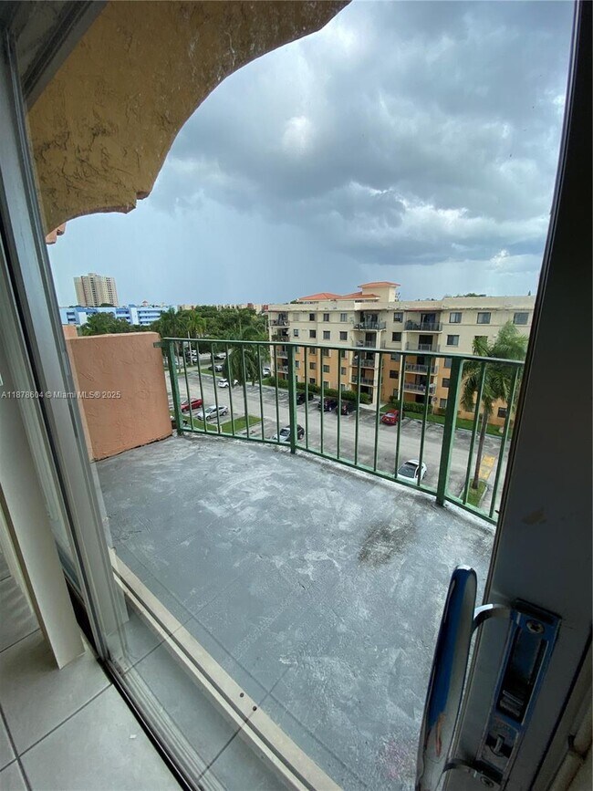 Building Photo - 9350 Fontainebleau Blvd