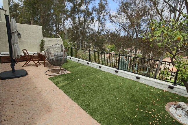 Building Photo - Furnished Recently Renovated Townhome