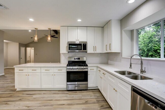 Building Photo - 19310 Spanish Needle Dr