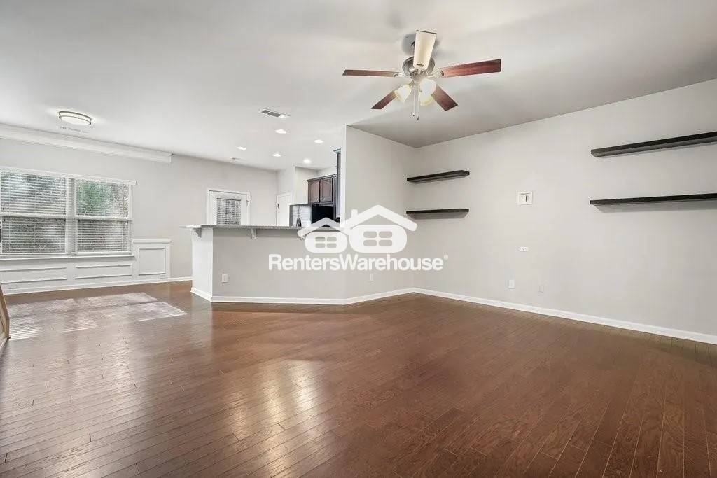 Building Photo - 570 Oakside Pl