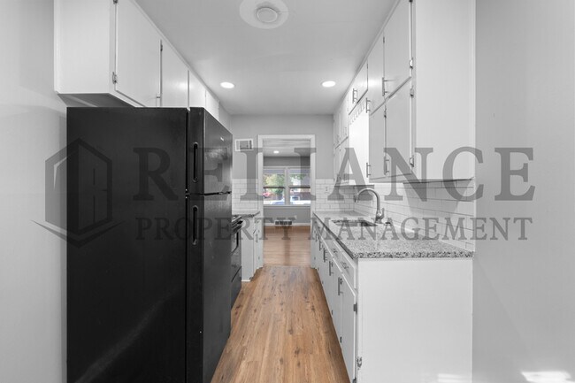 Building Photo - 2042 S Pinecrest St