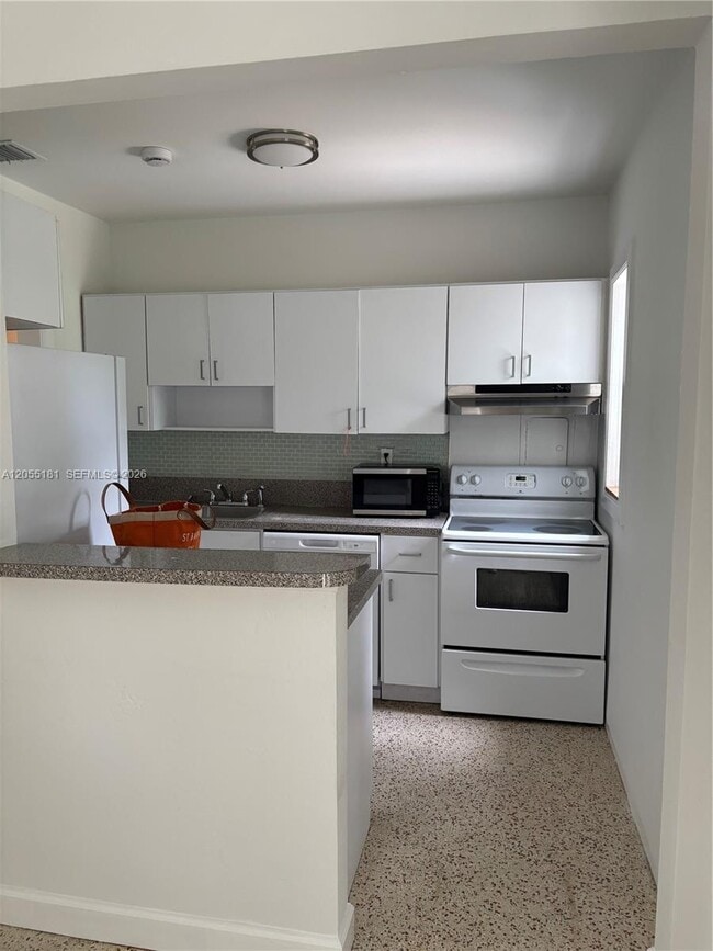 Building Photo - 6410 SW 63rd Ct