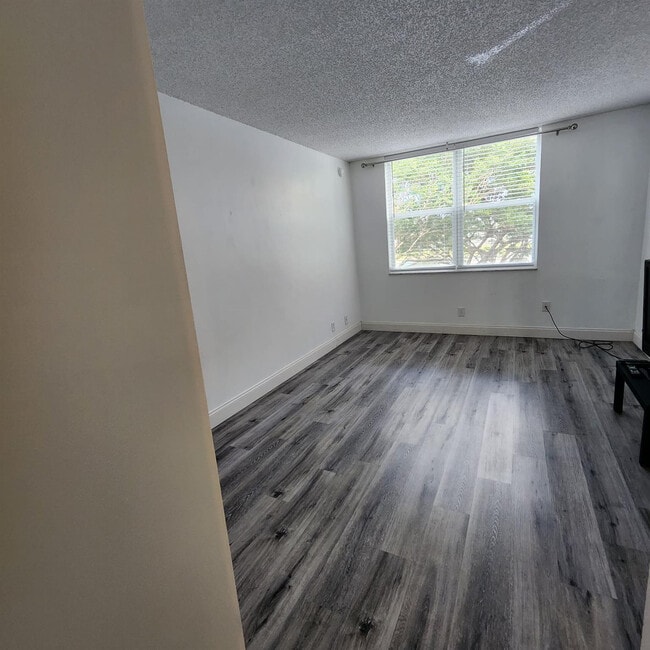 Building Photo - 9430 Poinciana Pl