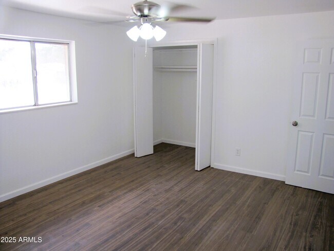 Building Photo - 947 S Cardinal Ave