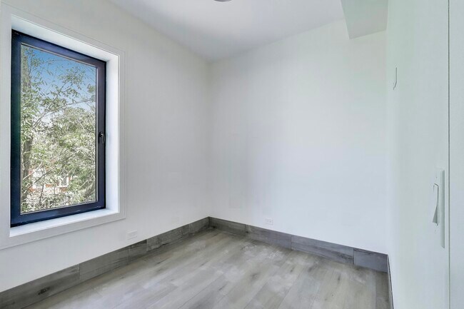Building Photo - 2023 N Drake Ave