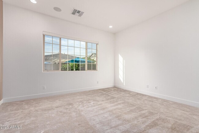 Building Photo - 2316 E Canary Dr