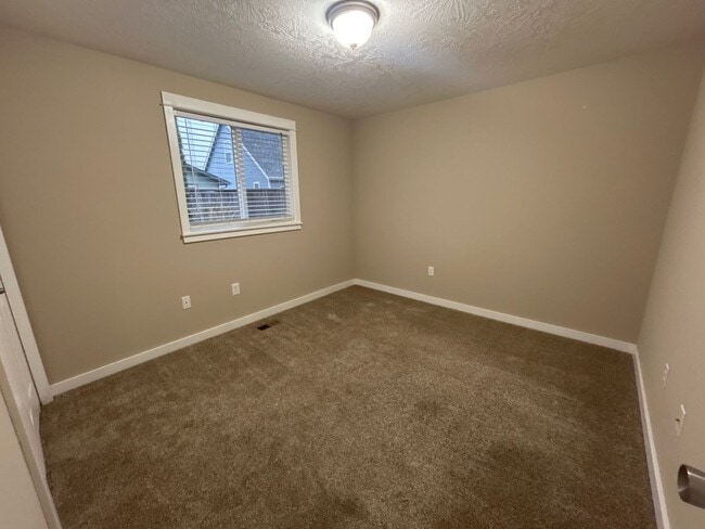 Building Photo - 3 Bedroom 2 Bathroom Knox Butte Home