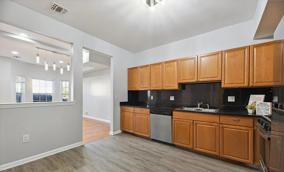 Building Photo - 194 Pinelli Dr