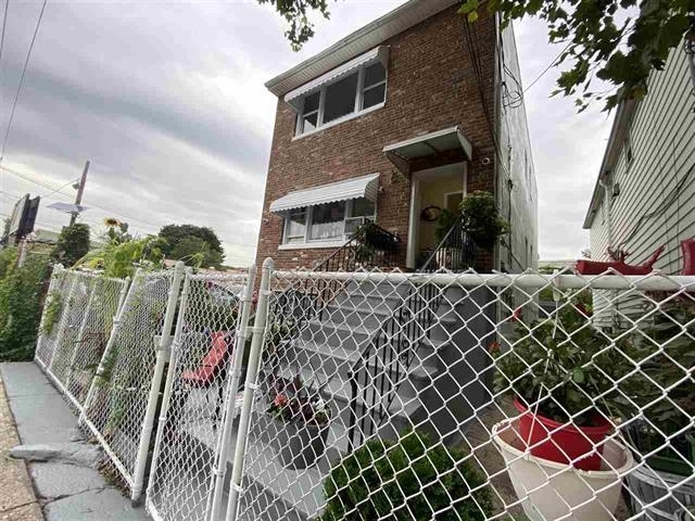 Primary Photo - 28 McAdoo Ave