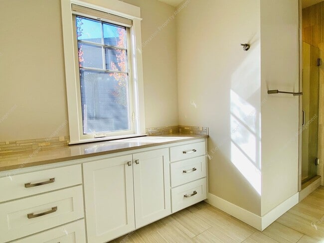 Building Photo - Luxury Single-Level 3BR - 3.5BA Living in Tetherow